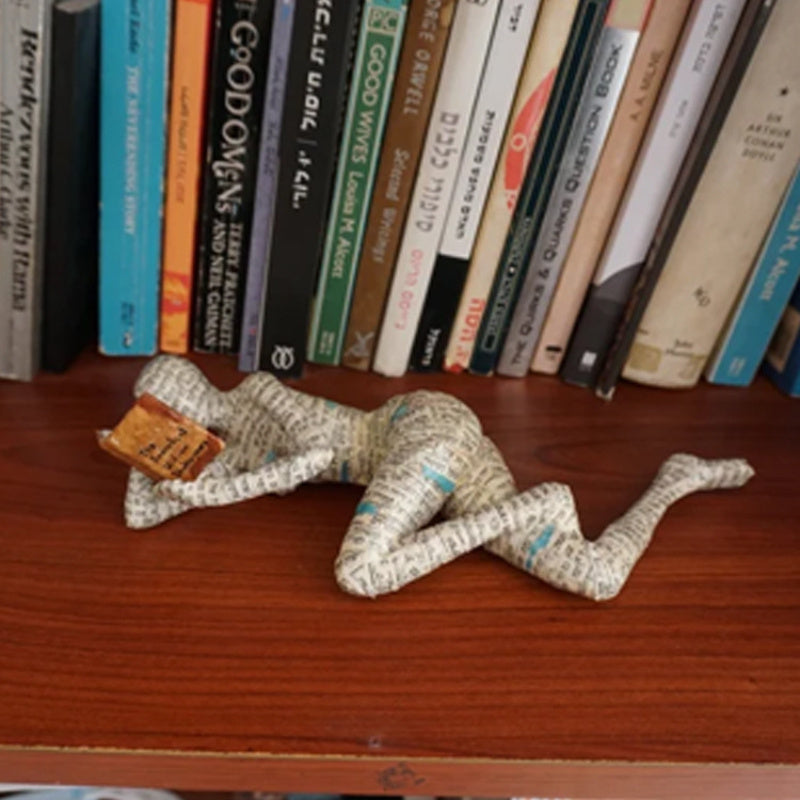 Statua in resina di donna pensatrice che legge