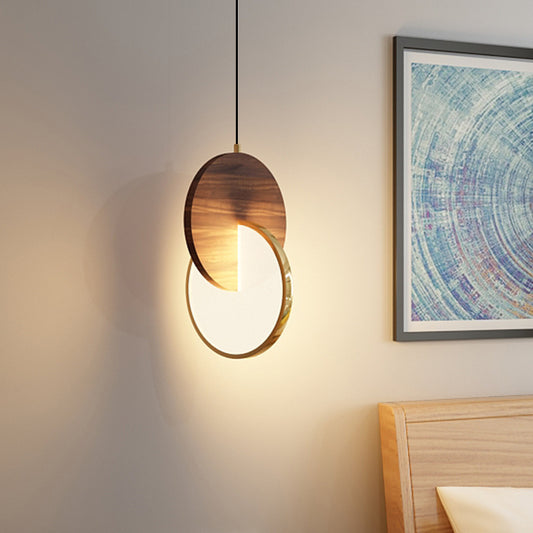 Lampadario in legno massello di noce con luce lunga Atmosfera